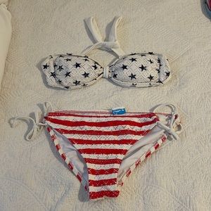 California Waves Bikini set. size M. Excellent condition